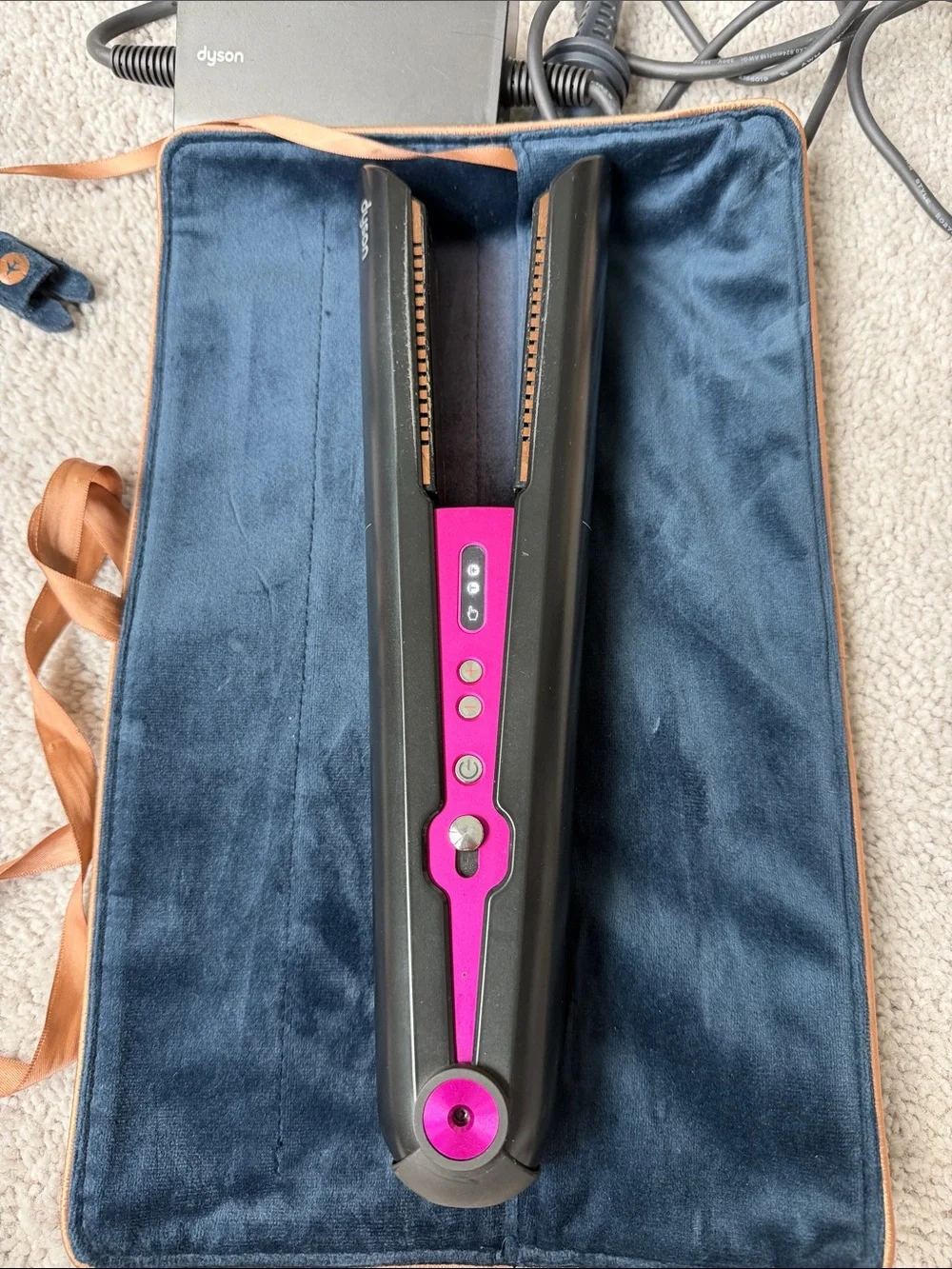 Dyson Coralle Hair Straightener Flat Iron in Black and Fuchsia Charger & Stand - Picture 6 of 7